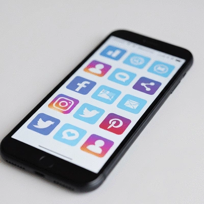 Gros plan sur un smartphone affichant des icônes de réseaux sociaux et de partage, symbolisant l'influence des réseaux sociaux dans la création de backlinks locaux.